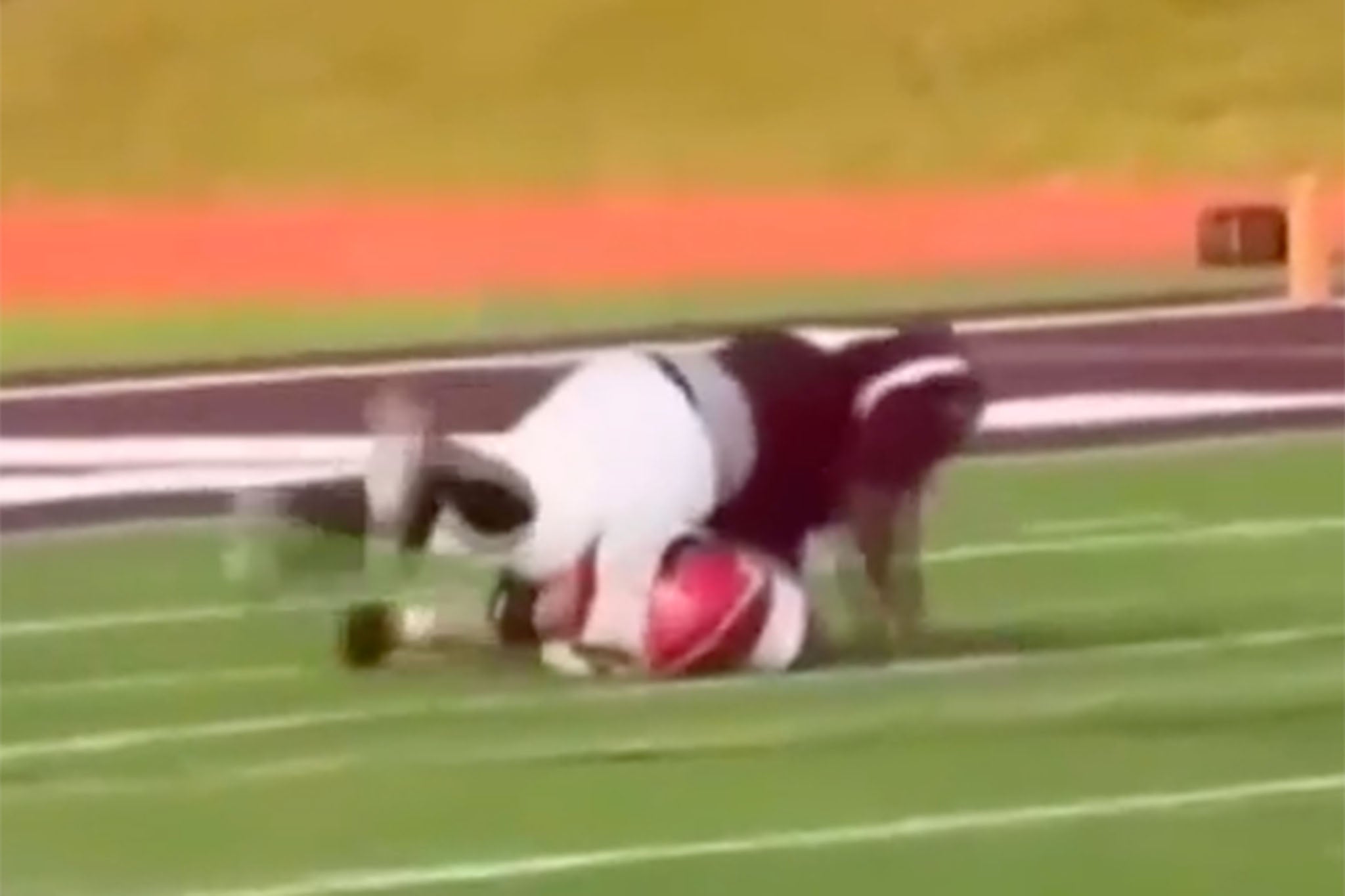 Captura del video en la que se observa a un jugador de Kalamazoo saltando sobre un jugador de fútbol americano de Lakeshore