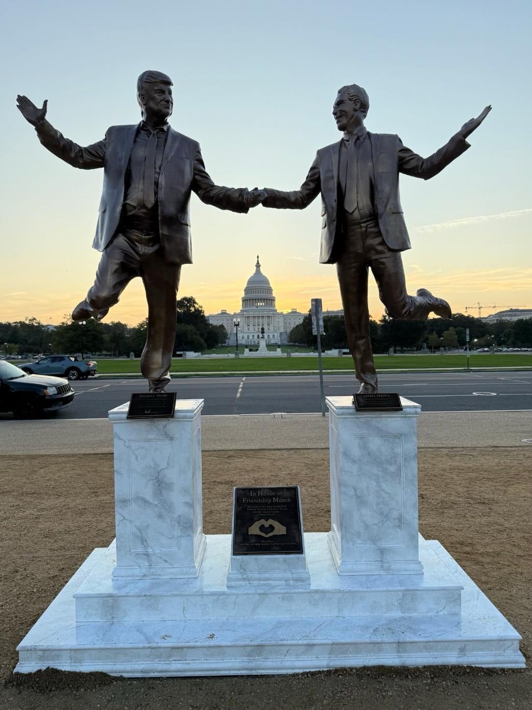Una estatua de Trump y Epstein tomados de la mano aparece en el National Mall durante el Mes de la Amistad