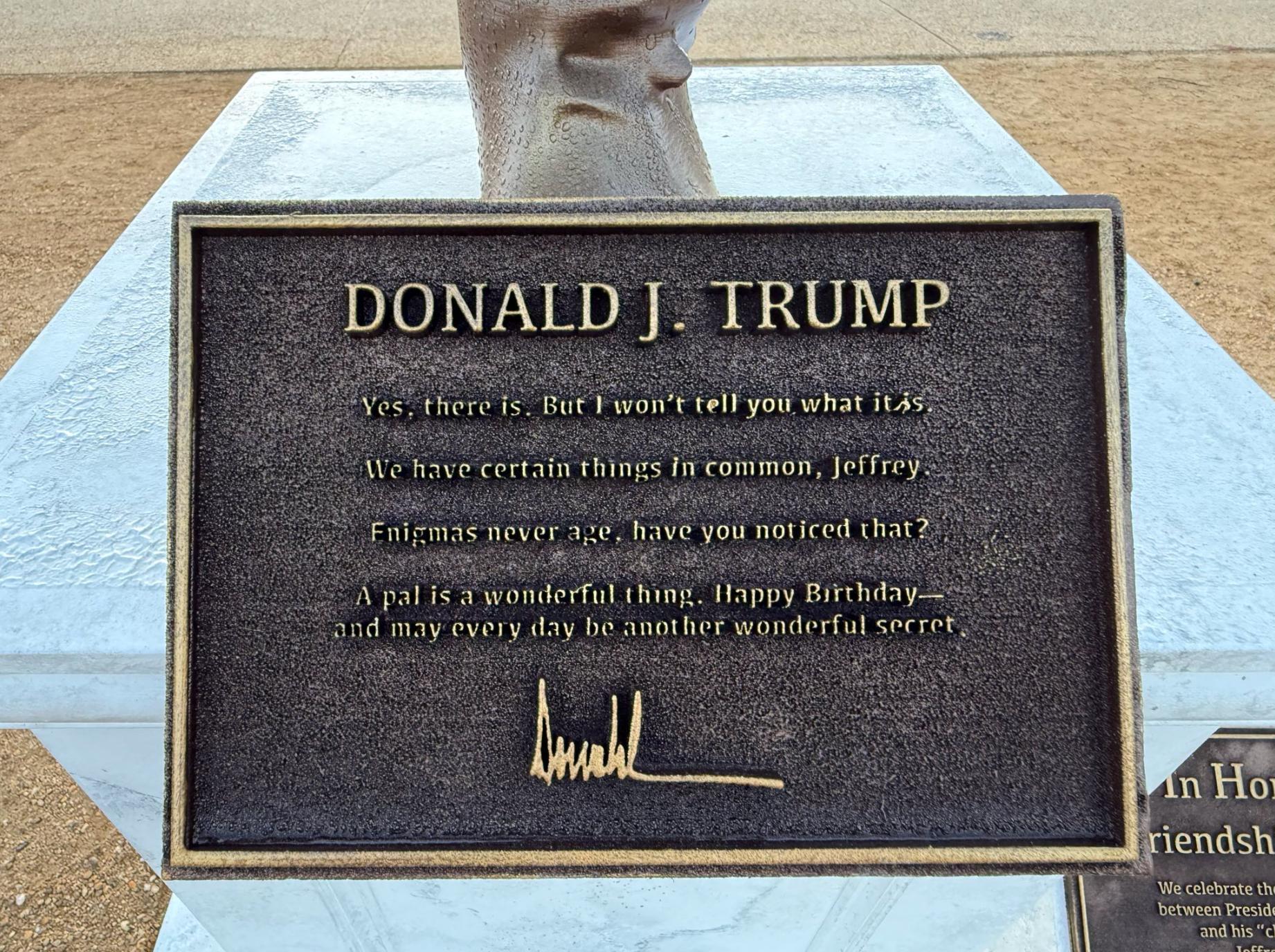 Una de las placas bajo la estatua muestra un fragmento de la supuesta carta de cumpleaños subida de tono que Trump habría enviado a Epstein, la cual el presidente niega haber escrito.