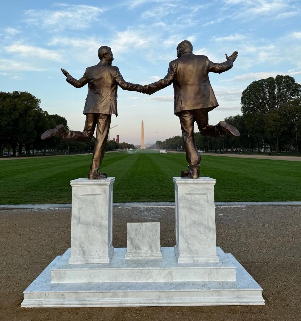 Trump y Epstein aparecen felices, de la mano, en dirección al Monumento a Washington, en una nueva estatua instalada por The Secret Handshake, un pequeño grupo anónimo