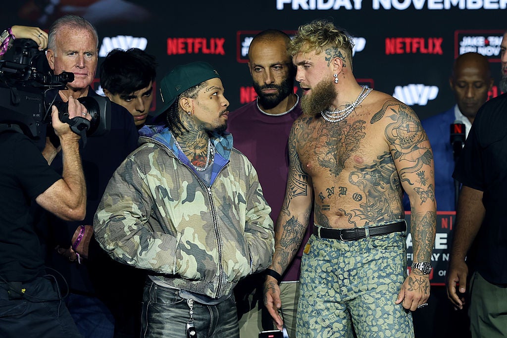 Jake Paul (derecha) y Gervonta Davis durante un cara a cara por la pelea que tenían prevista