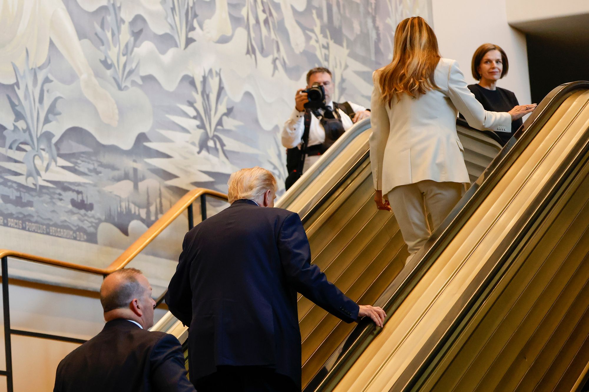 Donald Trump y la primera dama vivieron un momento embarazoso el martes cuando una escalera mecánica se detuvo de forma abrupta justo cuando ambos subían, antes del discurso del presidente ante la Asamblea General de la ONU en Nueva York