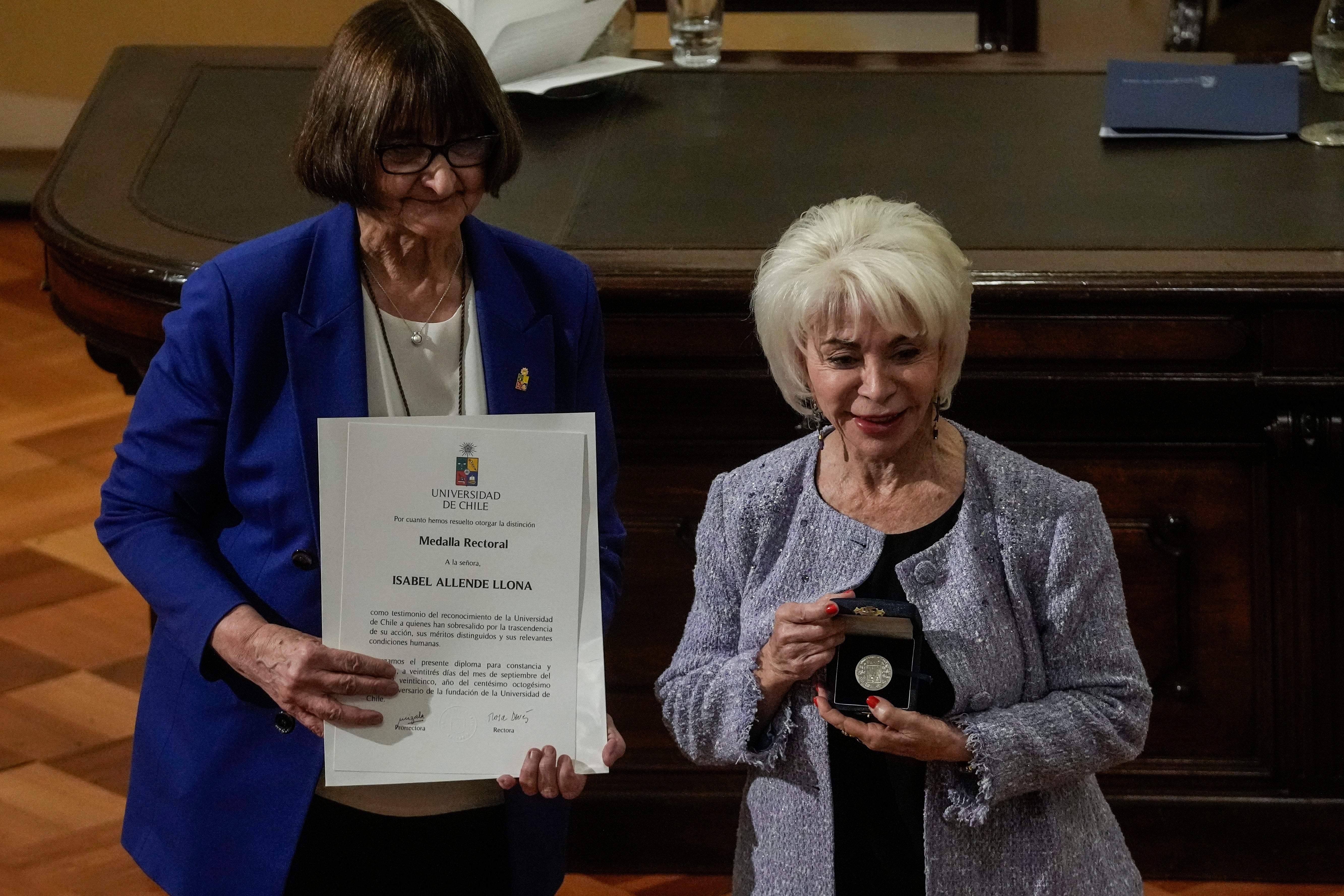 Isabel Allende recibe la medalla rectoral de la Universidad de Chile