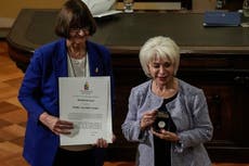 Isabel Allende recibe la medalla rectoral de la Universidad de Chile