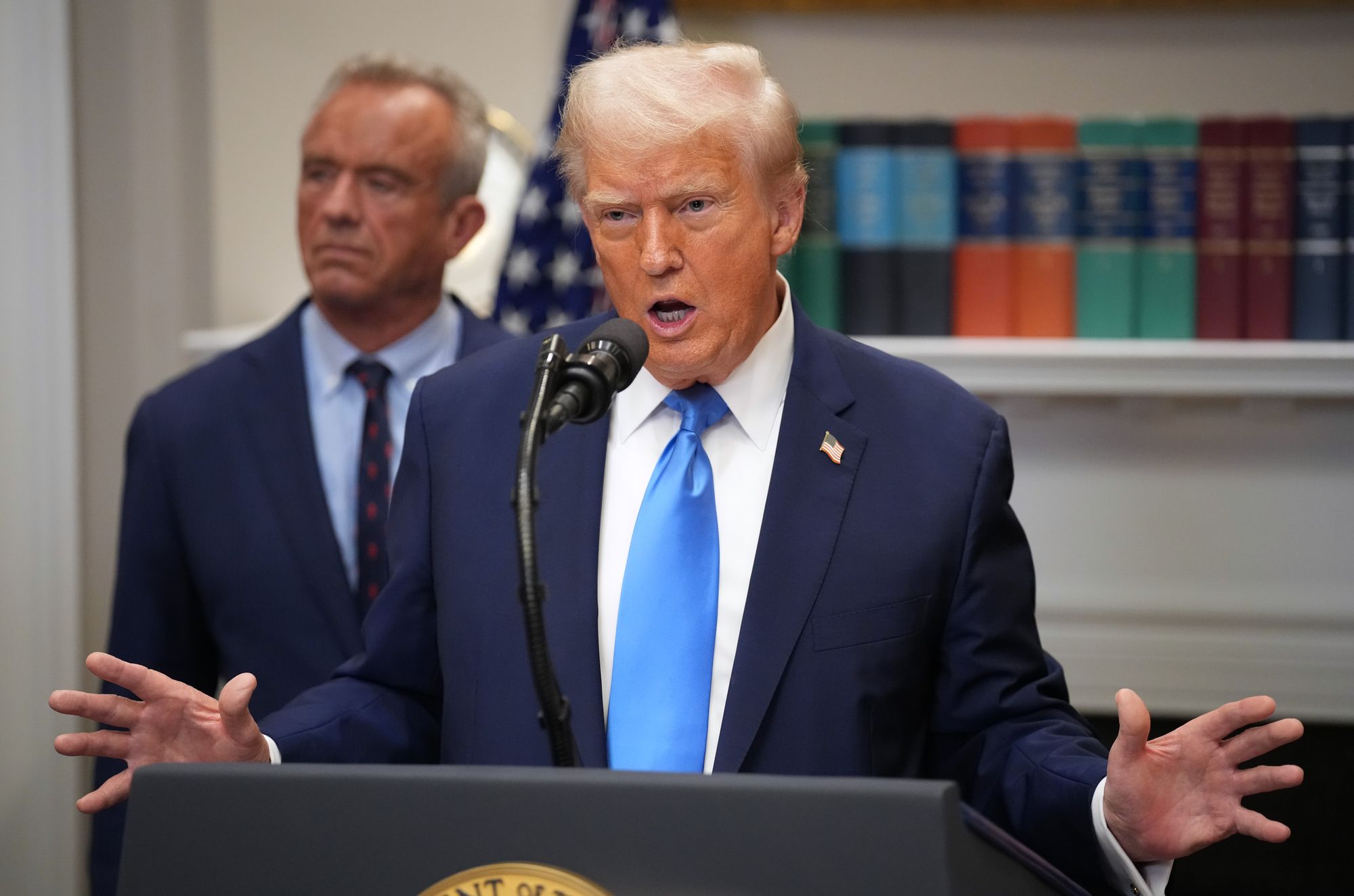 En una rueda de prensa en septiembre, Trump instó a las embarazadas a “no [tomar] Tylenol”, que en español se conoce como paracetamol, acetaminofén o acetaminofeno