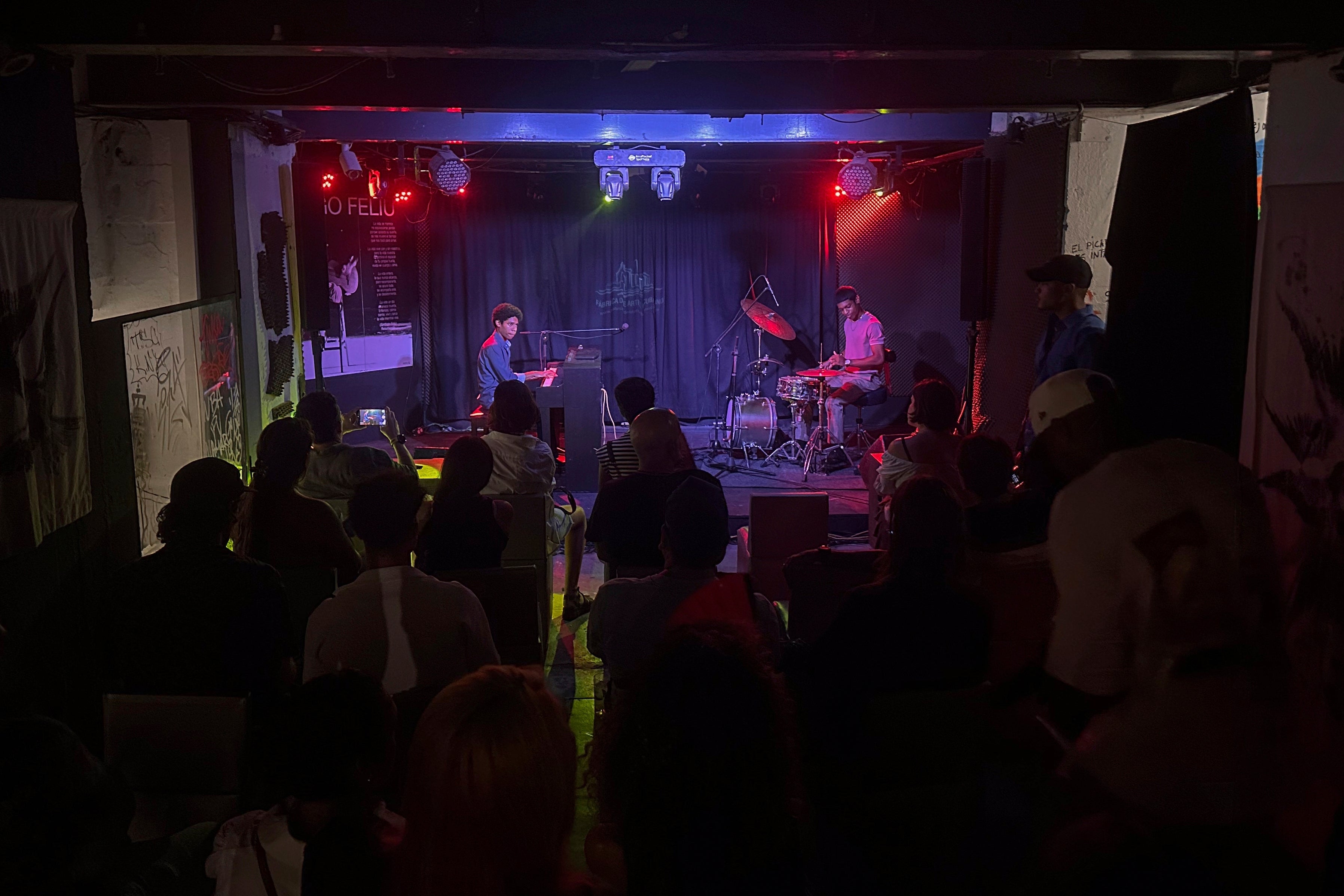 Migración, espacios privados e internet alimentan a los músicos jóvenes de Cuba