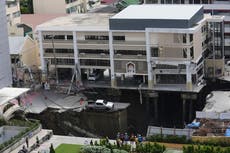 Un gran socavón en Bangkok interrumpe el tráfico y provoca evacuaciones