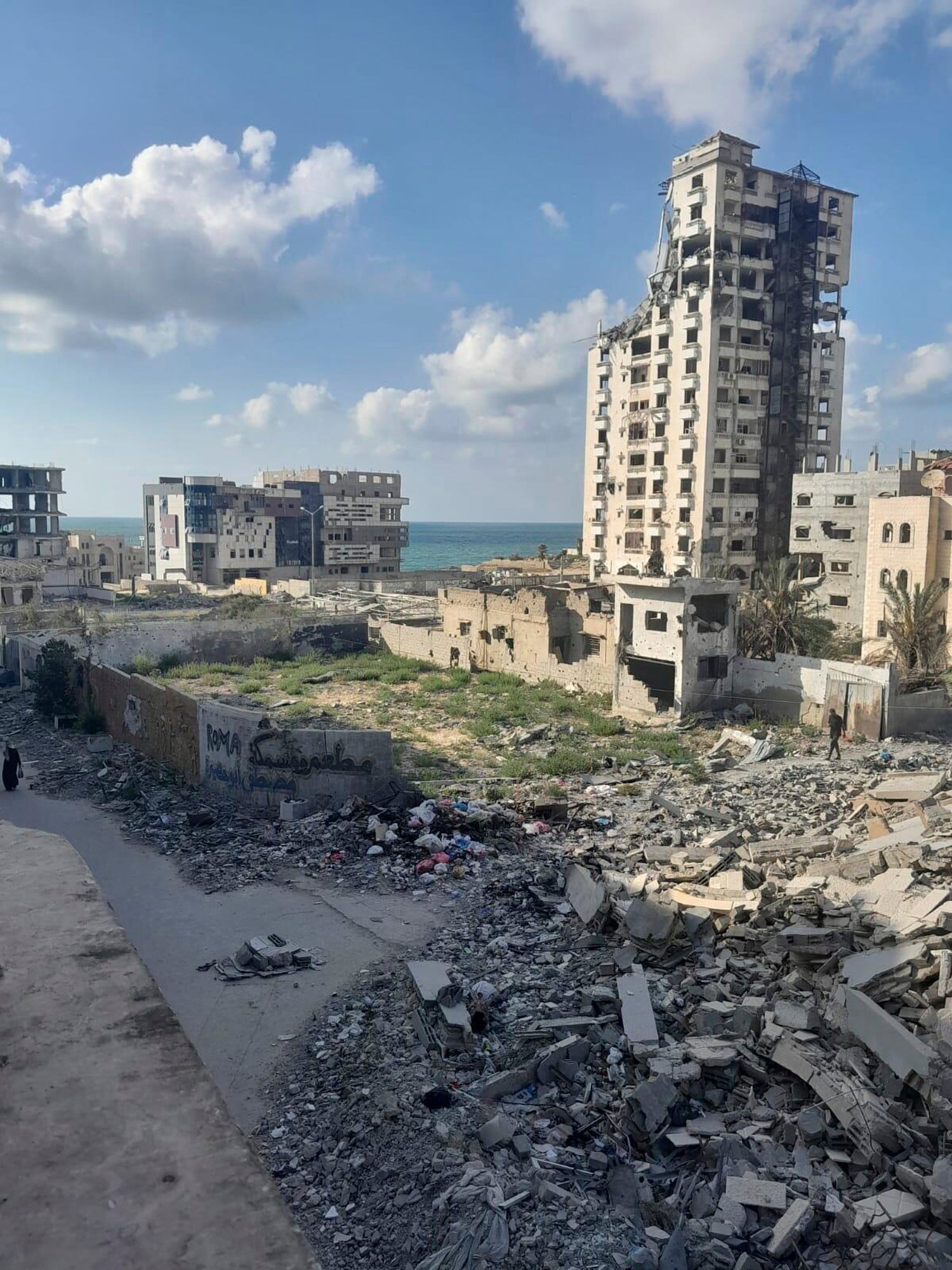 Madre atrapada en Gaza dice que ella y sus hijas están "esperando a morir"