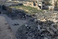 Madre atrapada en Gaza dice que ella y sus hijas están "esperando a morir"