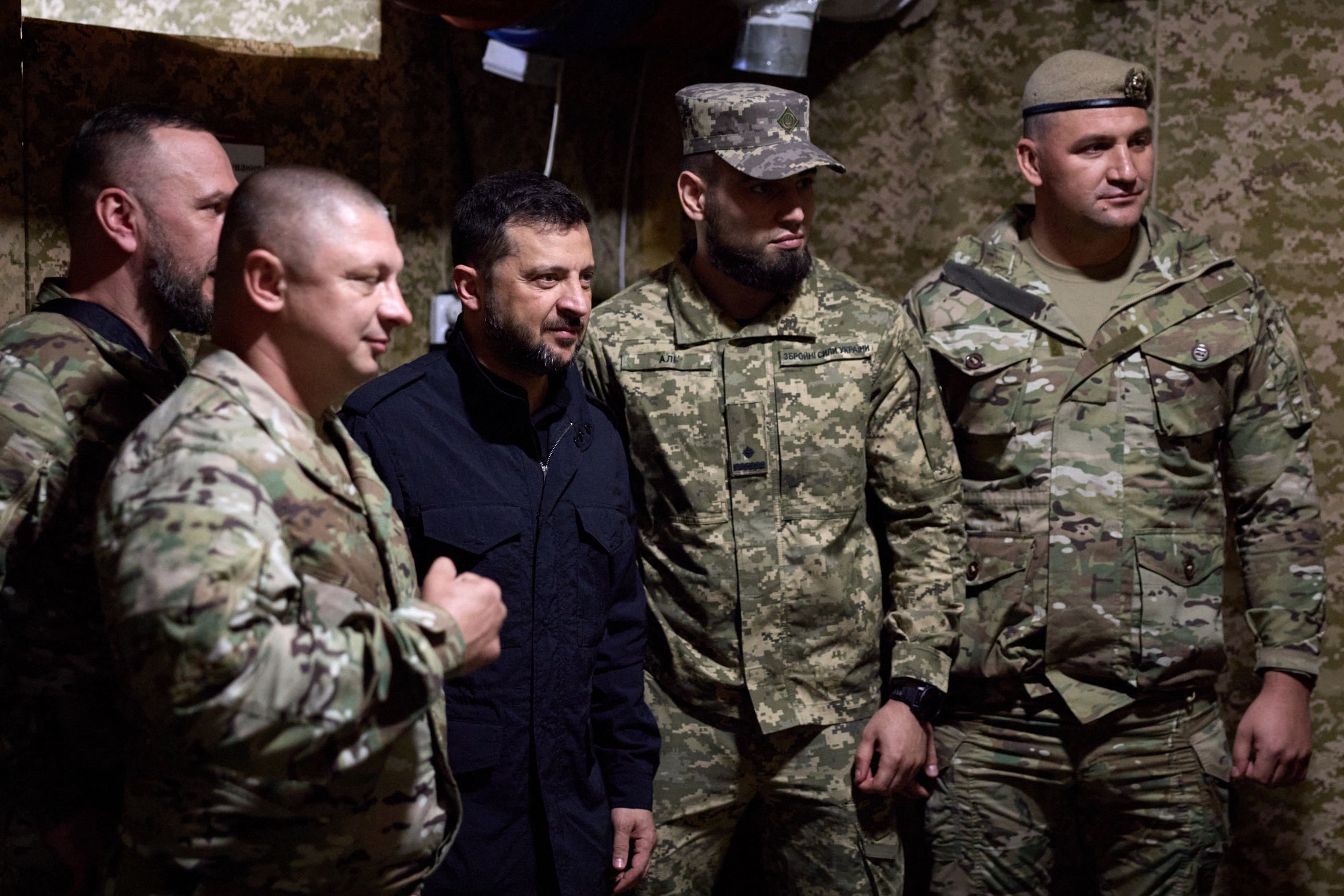 El presidente de Ucrania, Volodymyr Zelensky, posa para una foto con soldados ucranianos en las posiciones de primera línea en un lugar no revelado de la región de Donetsk