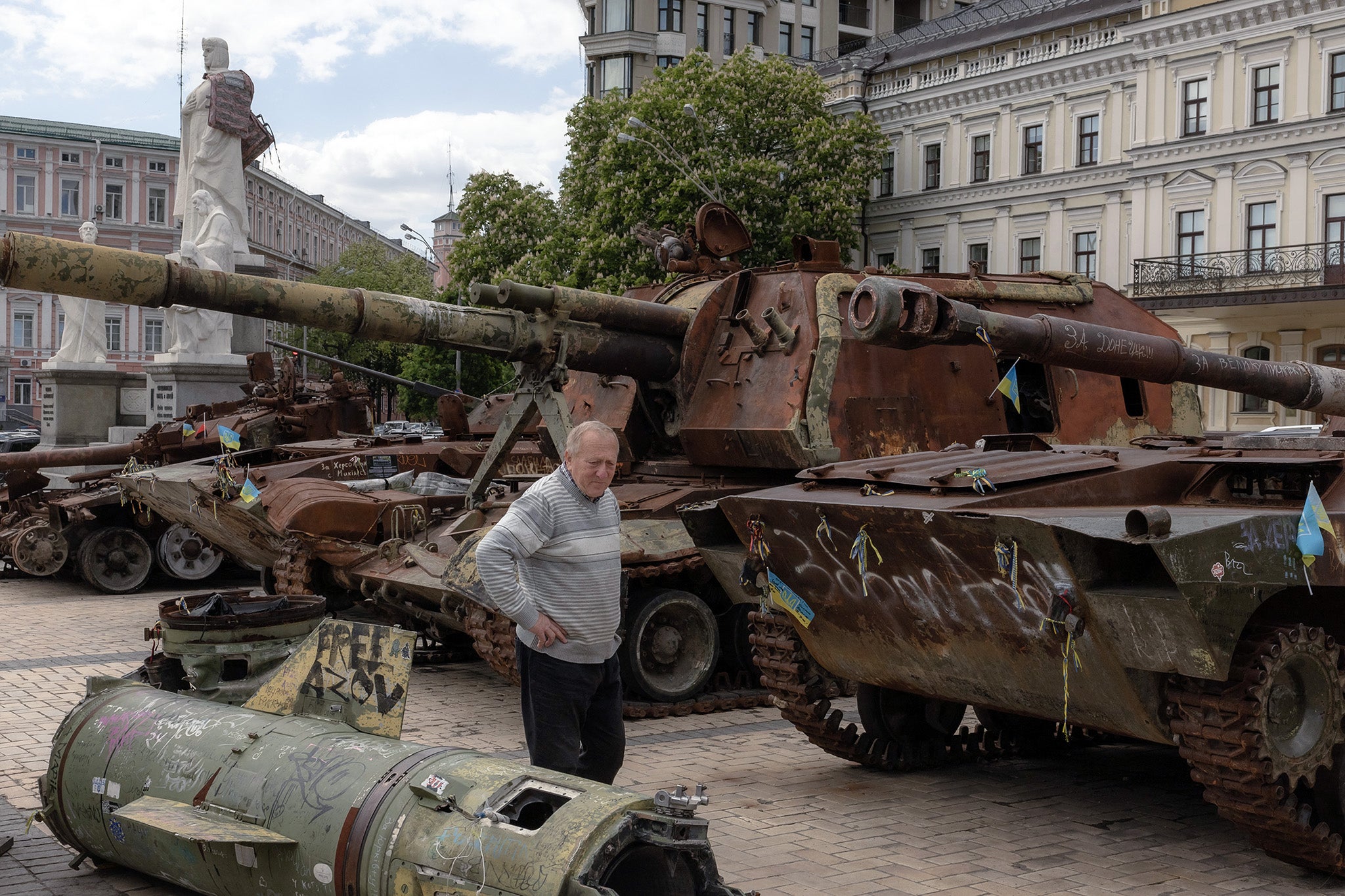 Un residente local observa los vehículos militares rusos destruidos expuestos en la Plaza de San Miguel de Kyiv el 14 de mayo de 2025, en medio de la invasión rusa de Ucrania