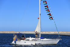 Flotilla activista que busca romper el bloqueo israelí en Gaza dice que drones atacaron sus barcos