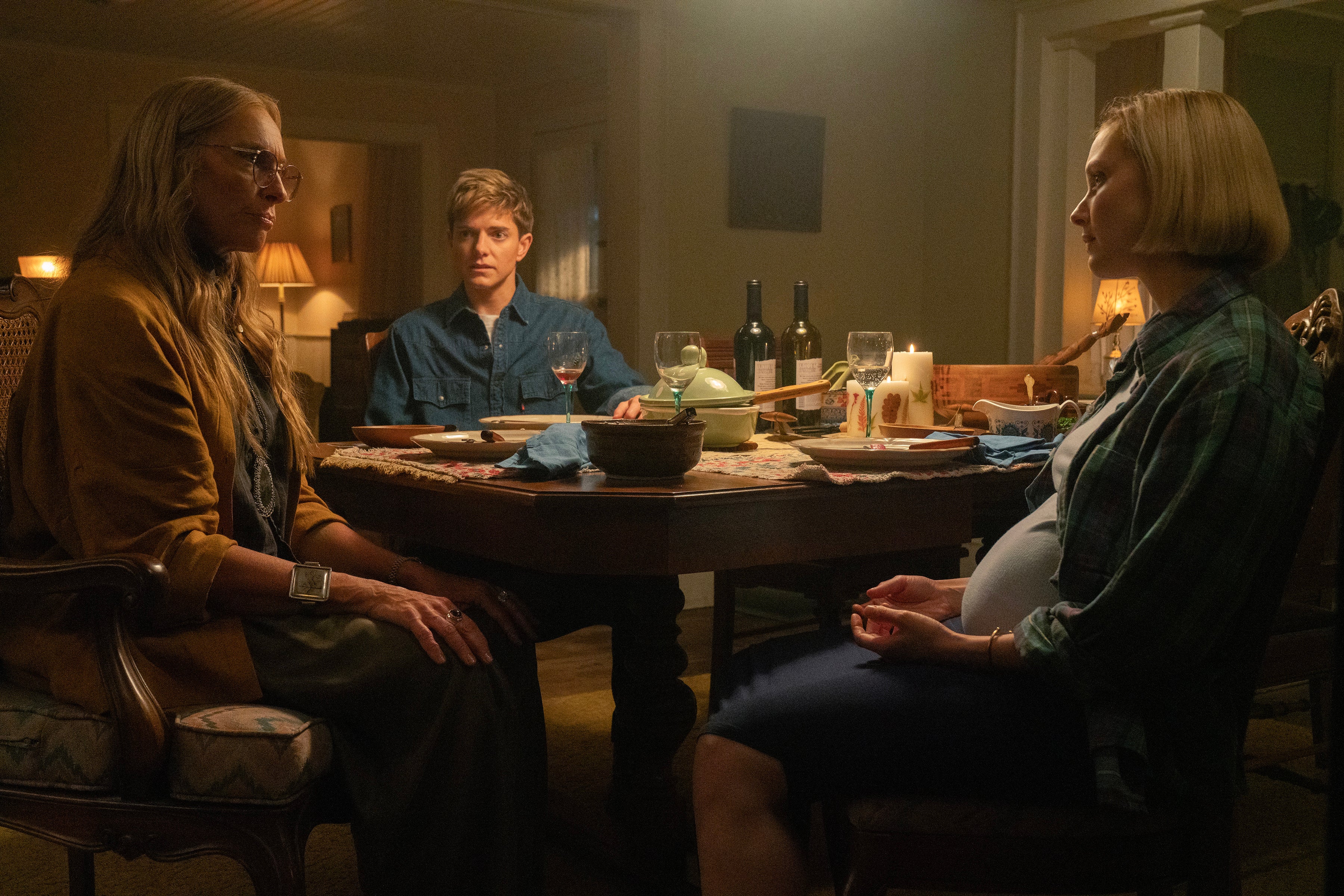 El policía trans Alex (Mae Martin, al centro) se muda a Tall Pines con su esposa embarazada, Laura (Sarah Gadon)