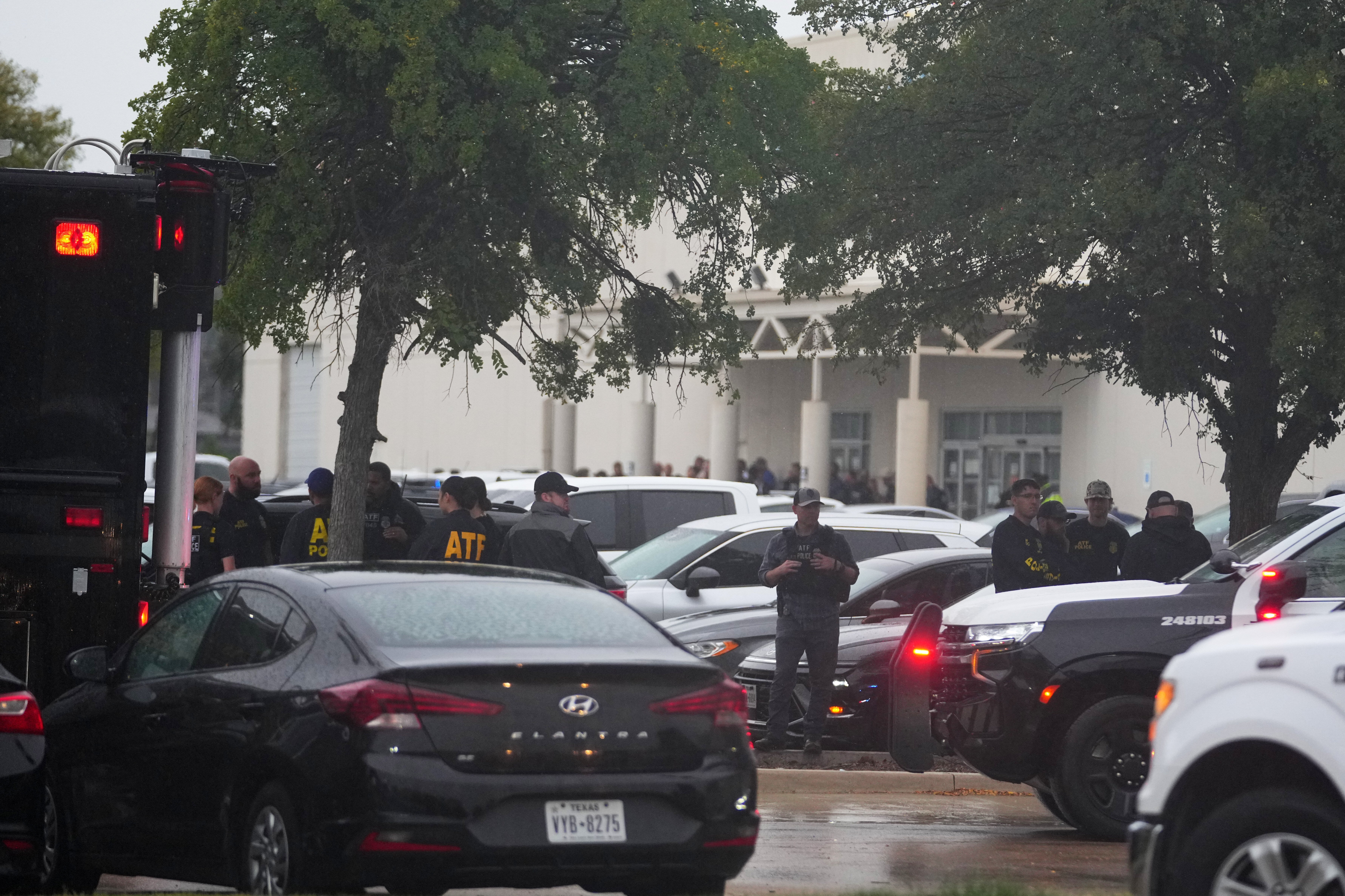 En total, cuatro personas resultaron heridas de bala en los actos violentos que se produjeron el miércoles por la mañana, incluido el sospechoso, que murió de una herida de bala autoinfligida, según informó la policía de Dallas