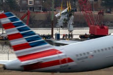 Familia de una de las 67 víctimas del accidente aéreo en Washington demanda a la FAA, Ejército y AA