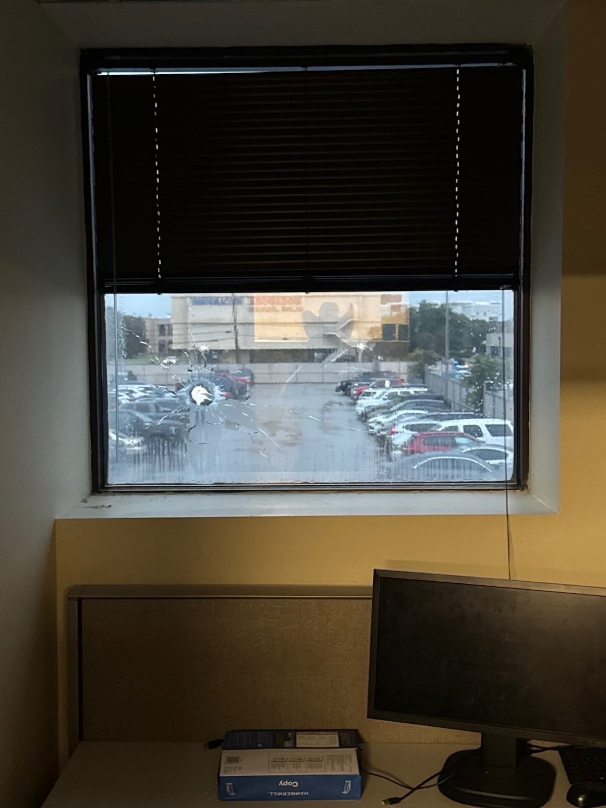 El último comunicado del DHS señala que un “pistolero desquiciado” lanzó un ataque contra las instalaciones de ICE y “disparó indiscriminadamente” contra el edificio y una furgoneta desde una azotea cercana