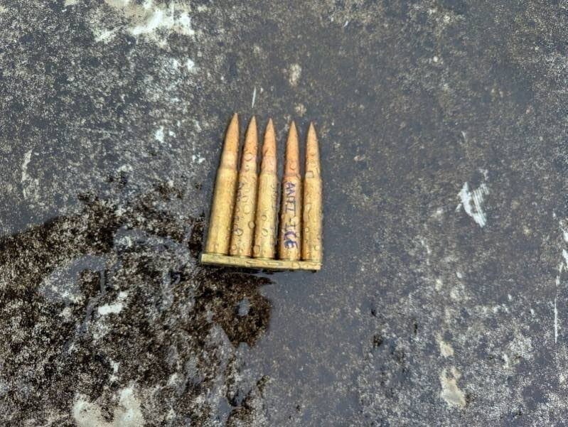 Foto publicada por el director del FBI, Kash Patel, que muestra casquillos de bala sin percutir encontrados por la policía cerca de la escena del tiroteo del miércoles en una oficina de campo de ICE en Dallas