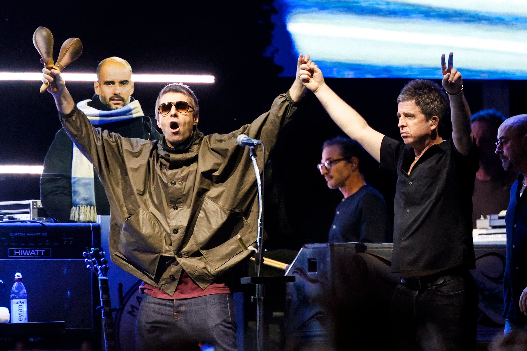 Los hermanos Liam y Noel Gallagher durante su gira de reunión de 2025