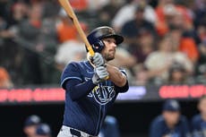 Lowe y Mangum conectan jonrones y Rays rozan juego sin hit en victoria 6-2 sobre Orioles