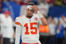 Ravens visitan a Chiefs en un duelo entre equipos que buscan evitar el botón de pánico