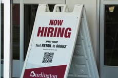 Menos estadounidenses solicitaron beneficios por desempleo la semana pasada