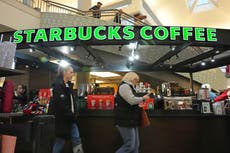 Starbucks cerrará tiendas y despedirá a 900 empleados como parte de plan de recuperación