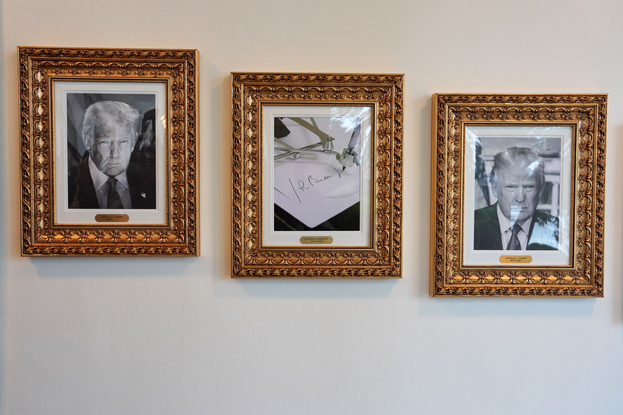 En una burla a su predecesor, el retrato de Joe Biden fue reemplazado por la imagen de una pluma de firma electrónica, en alusión a acusaciones republicanas sobre su frágil salud