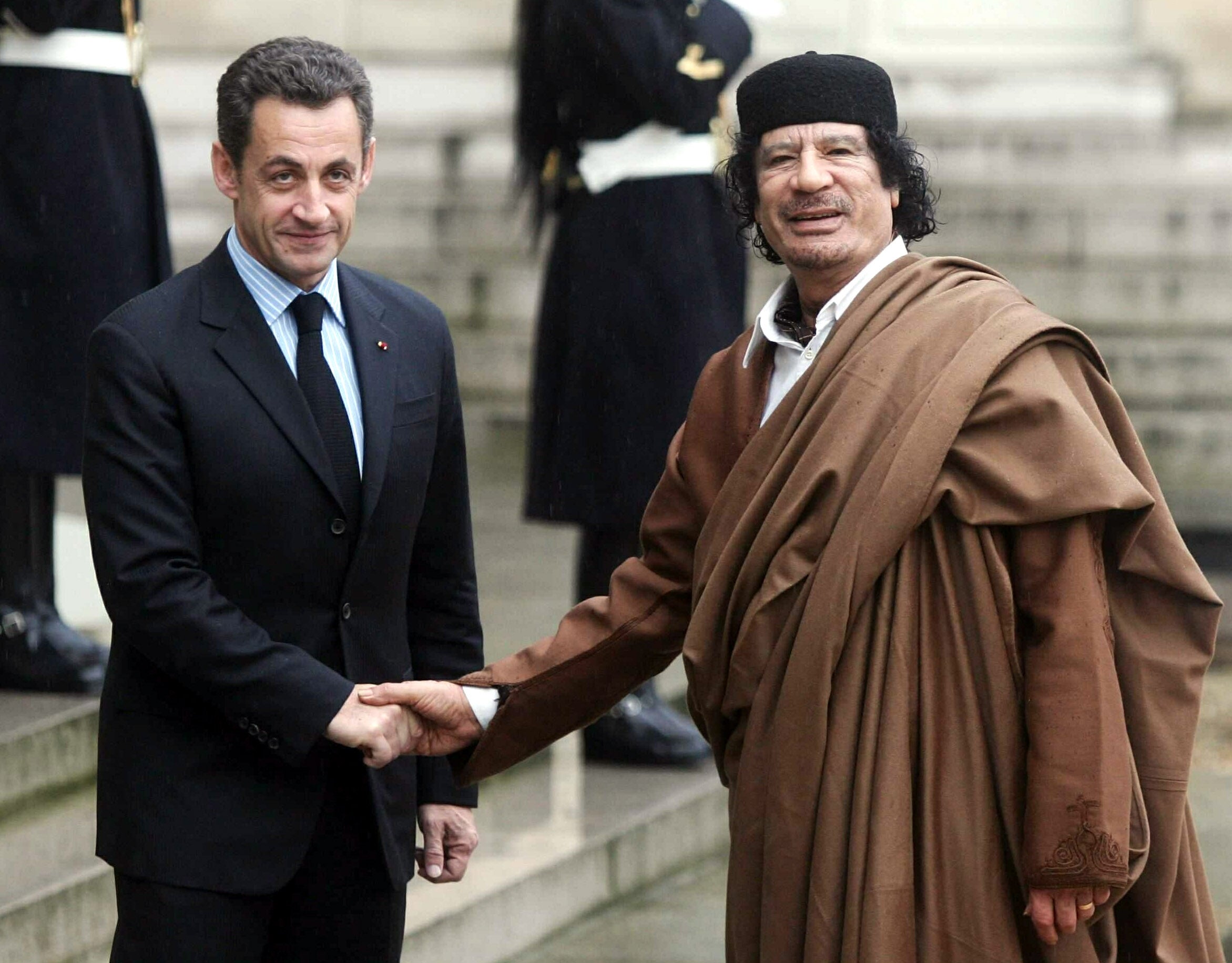 Sarkozy y Gadafi fotografiados en París en 2007