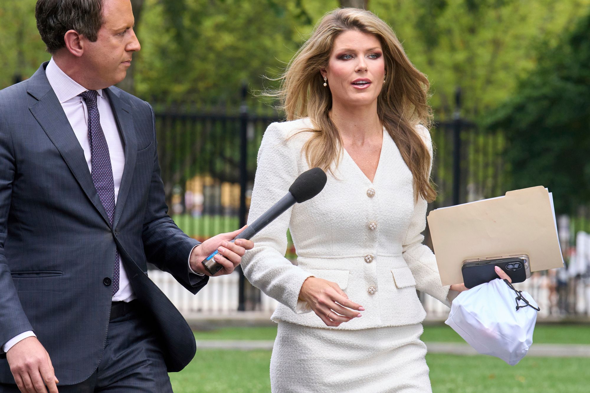 Lindsey Halligan, exabogada personal del presidente y sin experiencia previa como fiscal, prestó juramento como fiscal interina de Estados Unidos