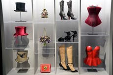 La moda se encuentra con Freud: nueva exposición analiza la ropa desde un enfoque psicoanalítico