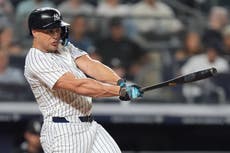 Stanton y Rodón guían a Yankees a triunfo para seguir compartiendo la punta divisional