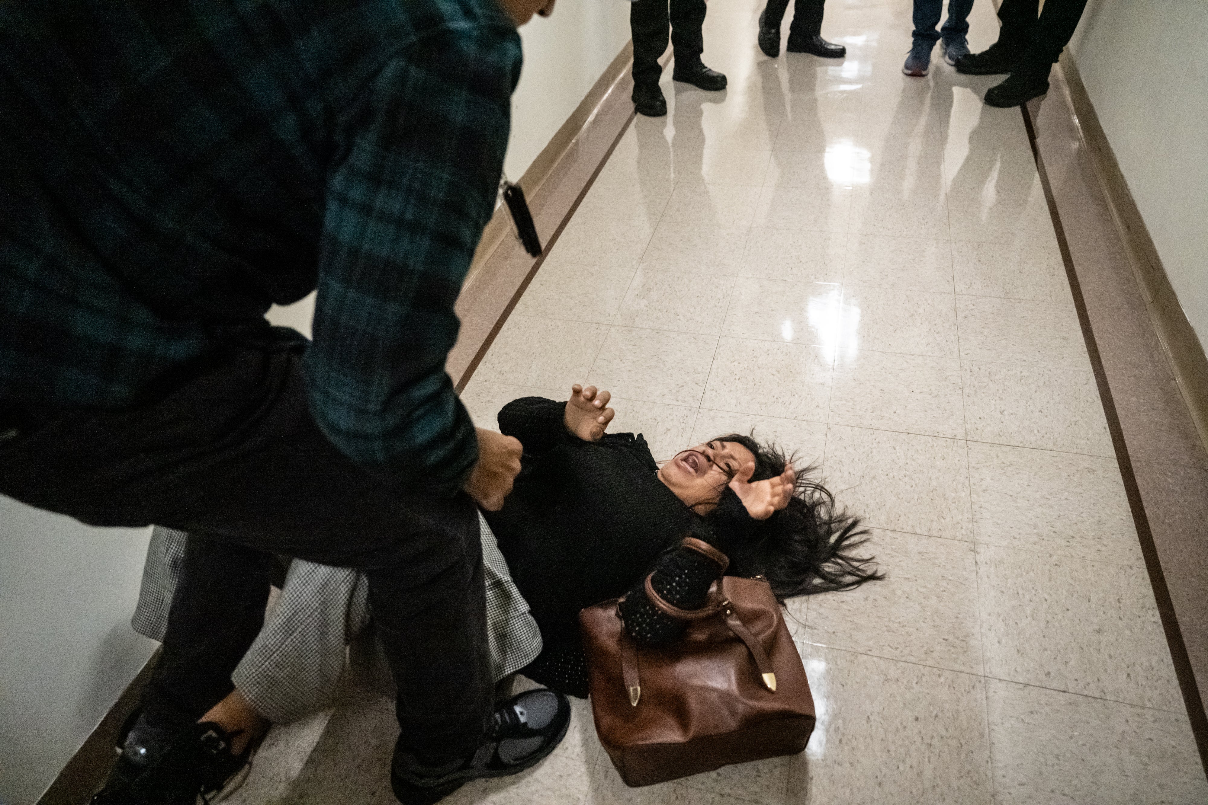 La solicitante de asilo ecuatoriana Mónica Moreta-Galarza fue abordada por un agente de ICE en el interior del edificio 26 Federal Plaza en Manhattan, Nueva York, EE. UU., después de que su esposo fuera detenido en el edificio el 25 de septiembre