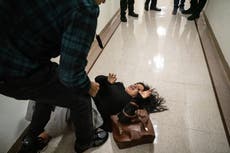 Agente de ICE derriba a una mujer tras la detención de su esposo