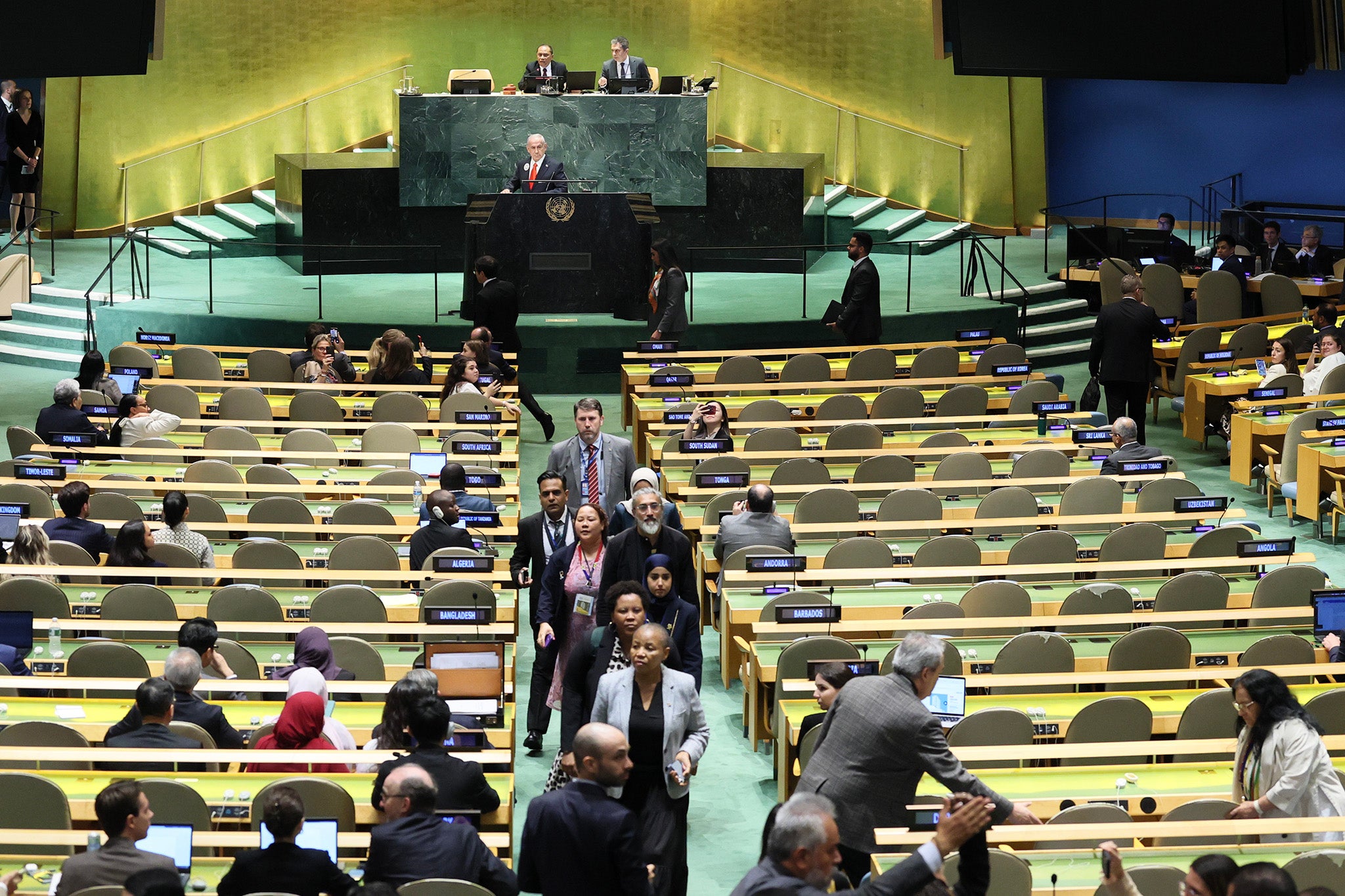Delegados abandonan la sala en señal de protesta mientras Netanyahu sube al estrado