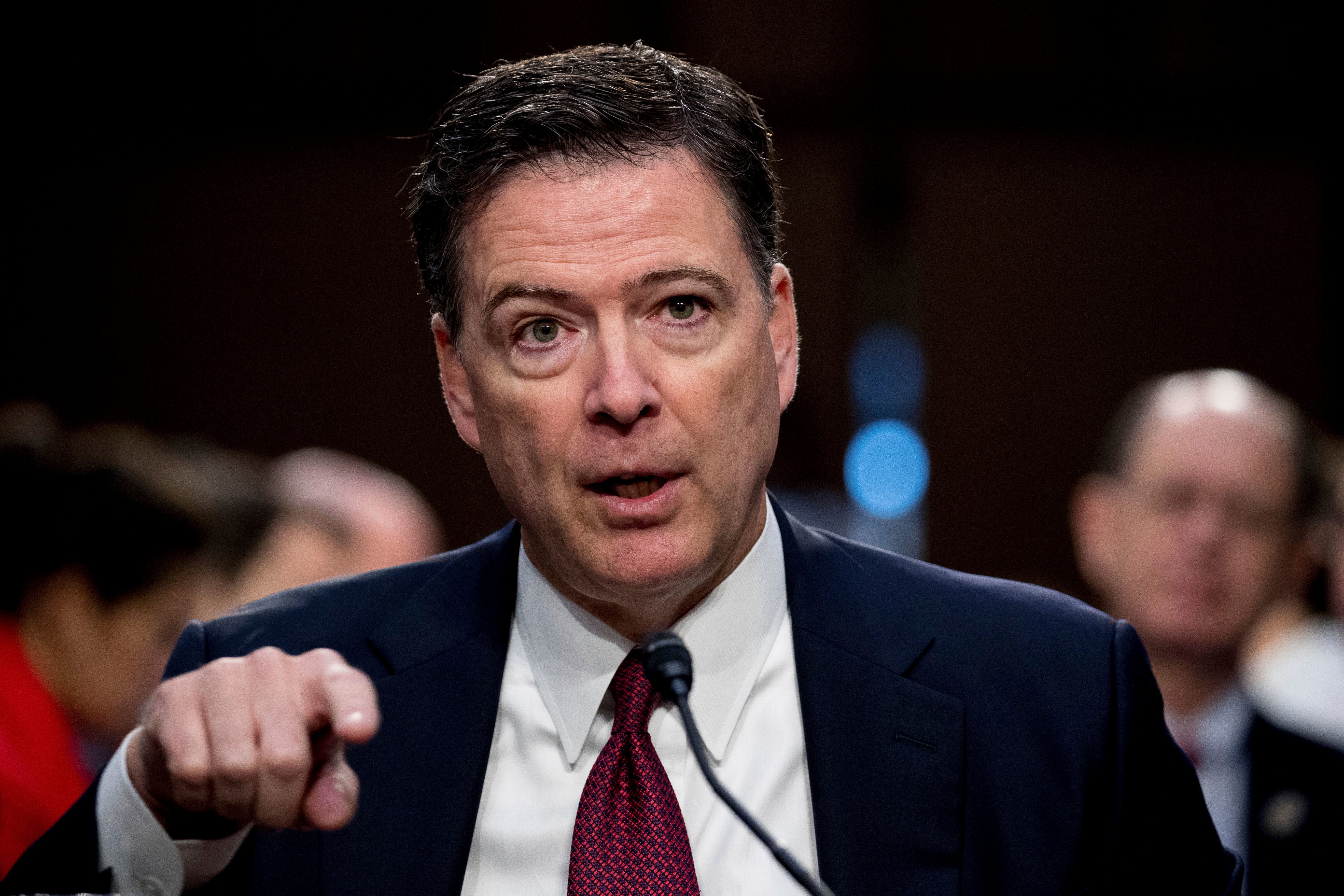 El ex director del FBI James Comey dice que él y su familia entienden los “costes de enfrentarse a Donald Trump” tras su imputación