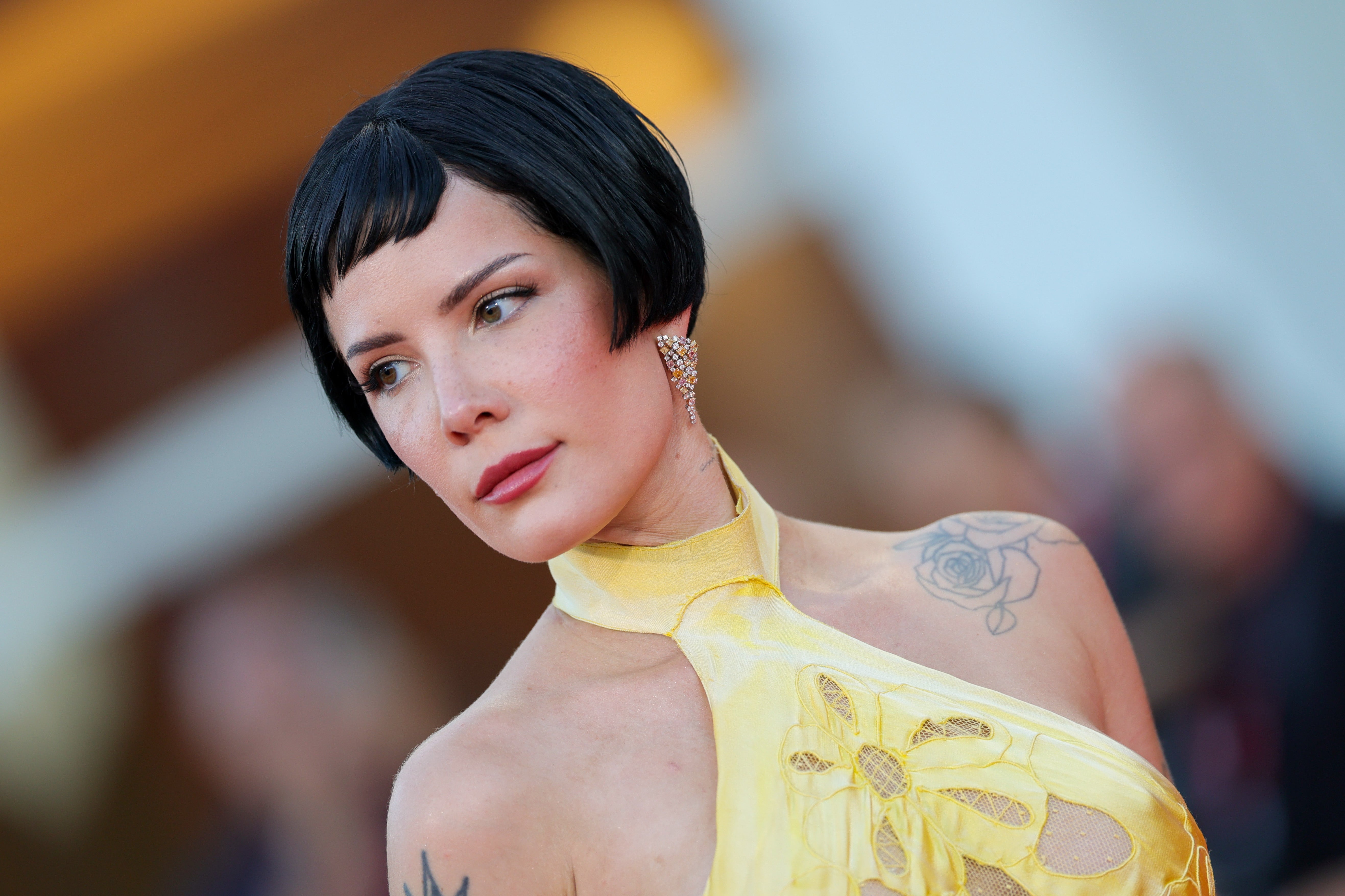 Halsey revela que se ha sometido a quimioterapia