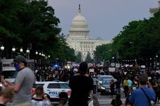 FBI despide a agentes que se arrodillaron en protestas por justicia racial en 2020, dicen fuentes AP