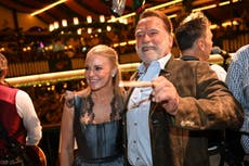 Schwarzenegger dirige una banda en carpa cervecera del Oktoberfest de Múnich