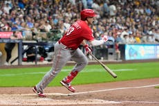 Rojos se acercan a playoffs tras vencer 7-4 a los Cerveceros