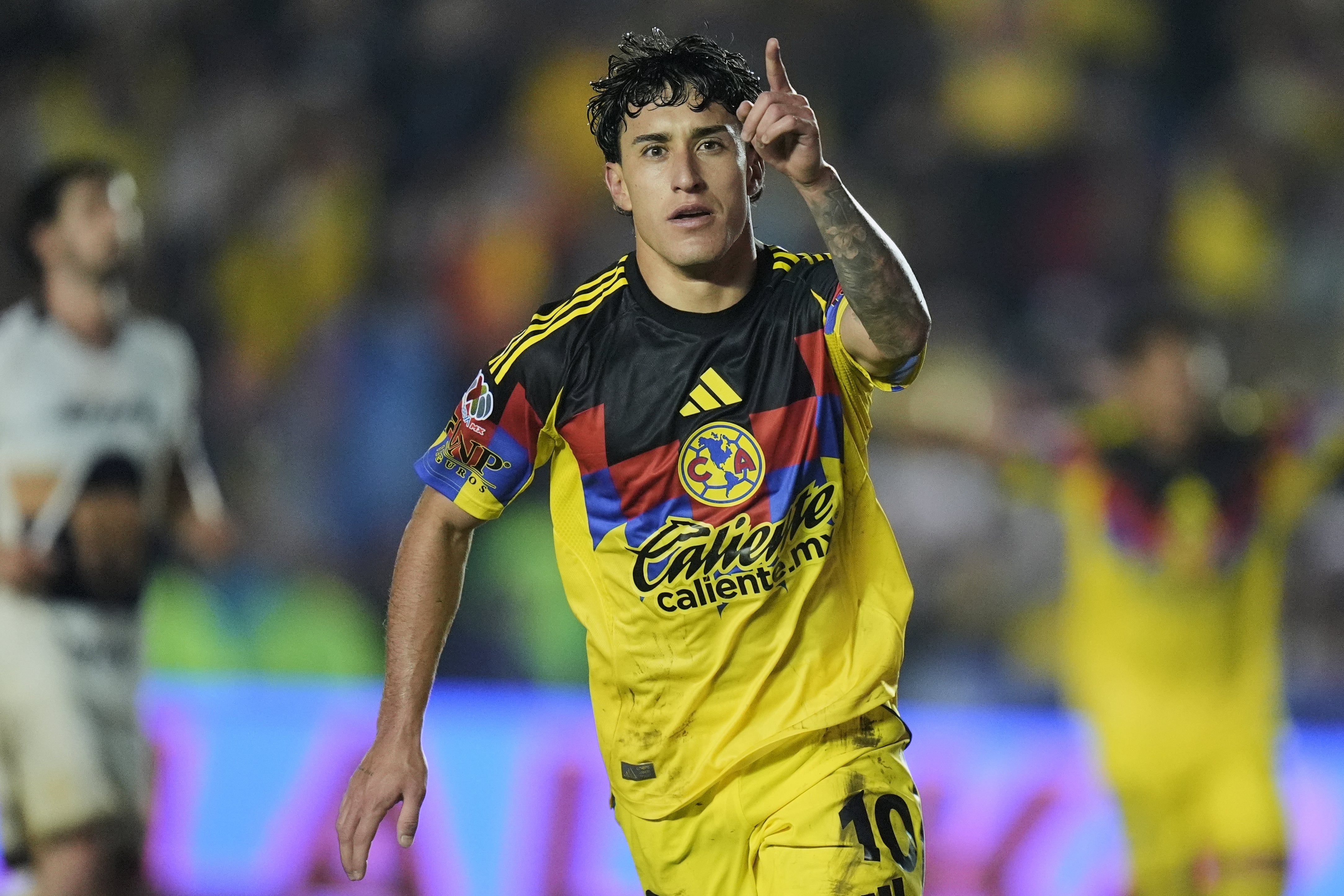 América remonta para golear 4-1 a Pumas en la Liga MX con doblete de Zendejas