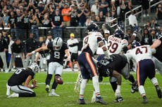 Josh Blackwell bloquea gol de campo y los Bears remontan para vencer 25-24 a los Raiders