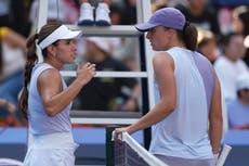 Swiatek llega a las 400 victorias tras retiro de Osorio y avanza a octavos en Abierto de China