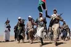 Un proyectil incendia un buque en el golfo de Adén frente a Yemen, dice Reino Unido
