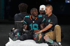 Tyreek Hill de los Dolphins es llevado al hospital por grave lesión en la pierna izquierda