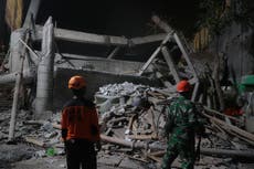 Derrumbe en escuela islámica de Indonesia deja al menos un muerto y decenas de heridos