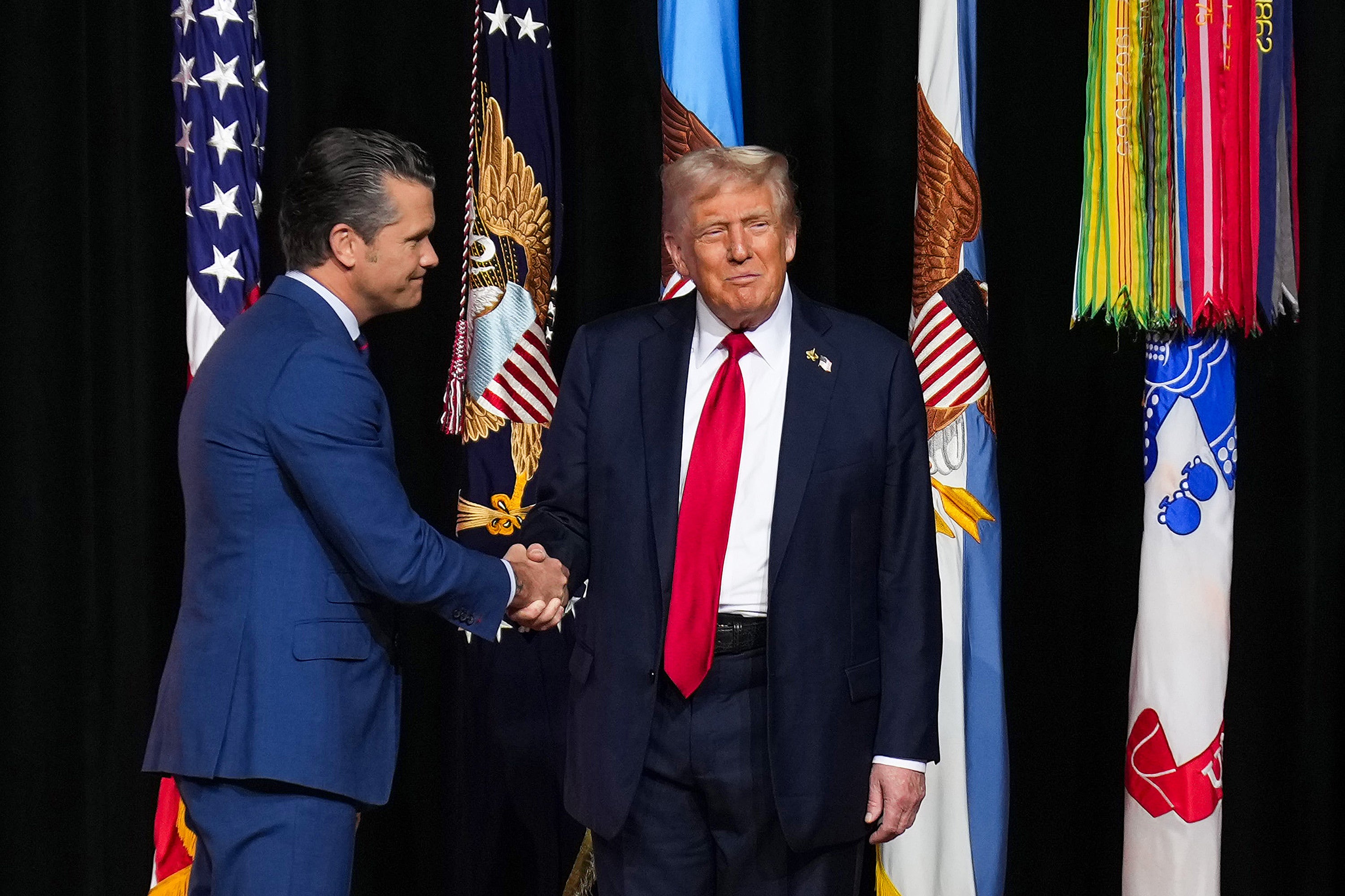 Además de la manera en que el presidente habló, los espectadores también se quedaron atónitos por el contenido del discurso de Trump y Pete Hegseth, en el que el secretario de Defensa dijo a los altos mandos que perdieran peso, se afeitaran el vello facial y se prepararan para un posible despliegue contra el público estadounidense