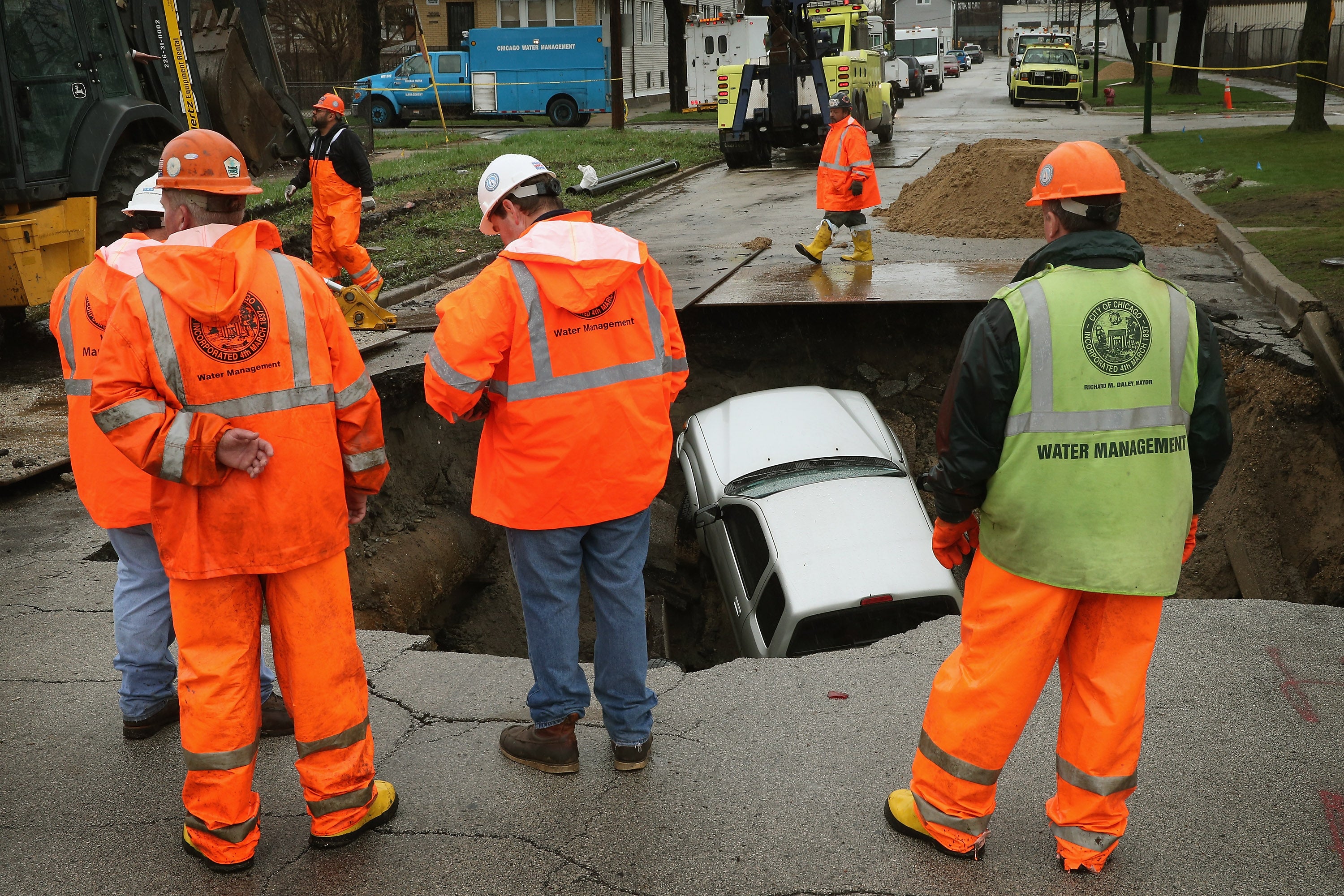 Un socavón se traga un automóvil en una calle de Chicago, Illinois, EE. UU. Investigadores de la Universidad Estatal de Pensilvania afirman haber creado una herramienta que puede ayudar a predecir dónde pueden producirse los hundimientos