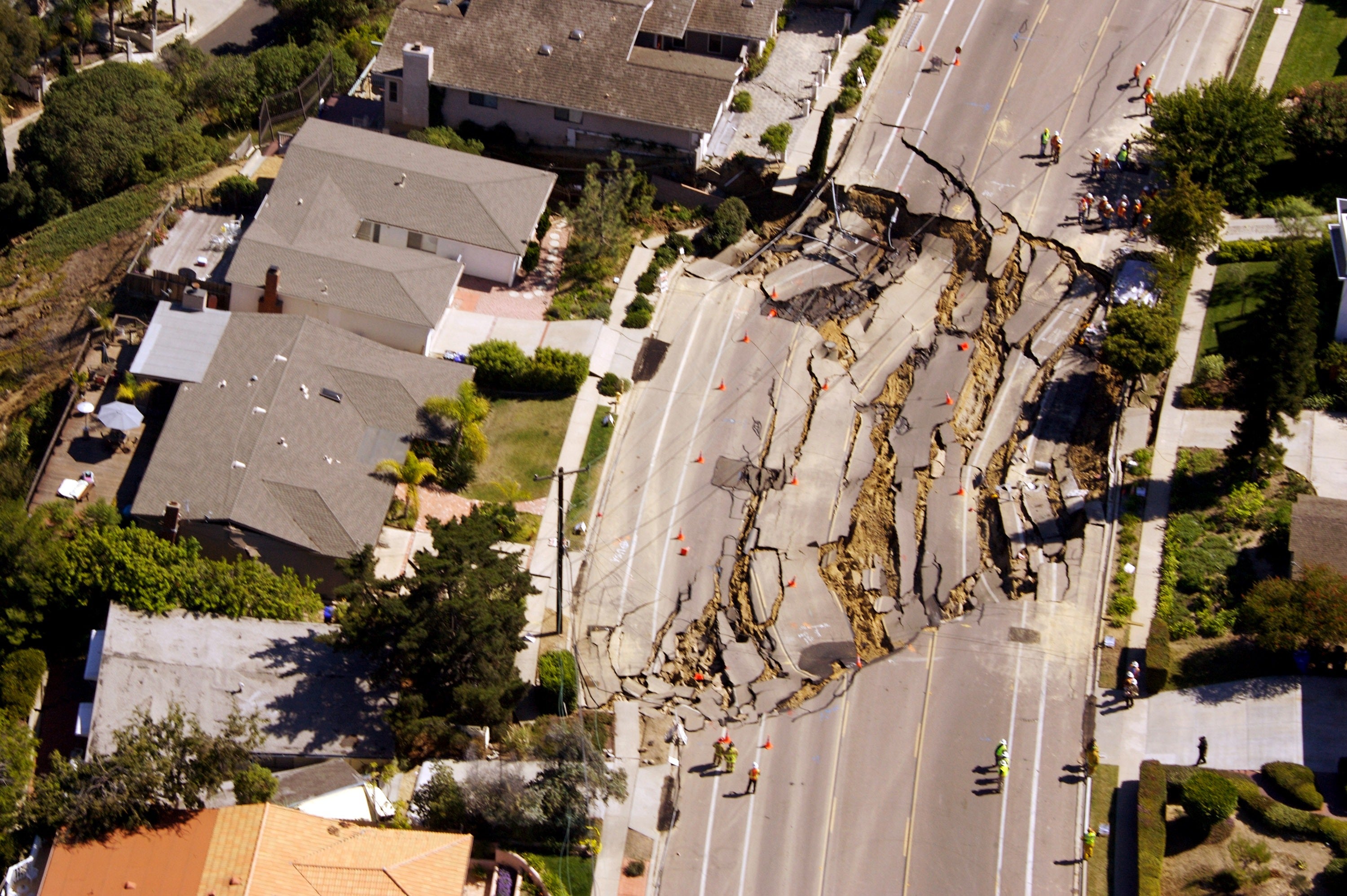 Un sumidero de más de 60 m en una carretera de La Jolla, California, en 2007. Por otra parte, un socavón en el sur de California se tragó varios automóviles el pasado mayo en la ciudad de Ventura