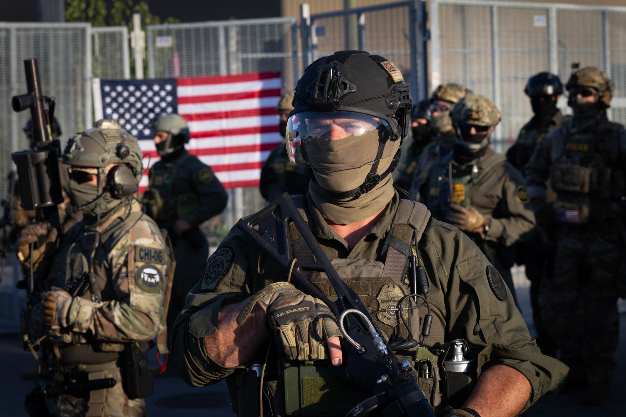 El gasto del ICE en armas aumentó un 700 % en comparación con el año pasado, mientras el gobierno de Trump intensifica sus operaciones