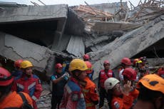 Al menos 91 estudiantes siguen bajo escombros 2 días después del colapso de una escuela en Indonesia